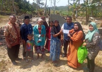 Kepala Sekolah Dasar angkatan 2020 bersama Laznas Rumah Yatim, Datangi Korban Kebakaran di Kecamatan Cikeusik