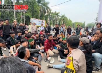 Duduk Bersama Para Mahasiswa, Kapolres Cilegon Coba Dinginkan Situasi Pengunjuk Rasa di Depan Kantor Walikota