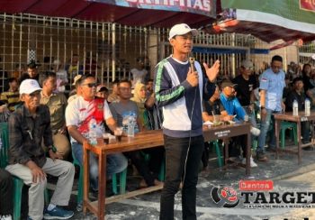 Antusias Warga Menyambut Kehadiran Iing di Pertandingan Voli Ball di Kecamatan Munjul