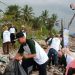 ‎Camat Sukaresmi Ikut Serta Bersihkan Sampah di Pesisir Pantai Desa Sidamukti ‎