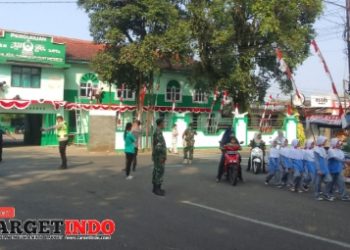 ‎Anggota Kodim 0601/Pandeglang Giata Amankan Lomba Gerak Jalan HUT RI ke-80 di Kecamatan Menes