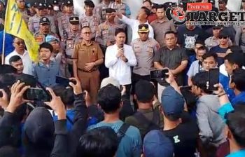 Ajak Kolaborasi Bangun Pandeglang, Iing Temui Massa Aksi Unjuk Rasa di Pendopo Kabupaten Pandeglang