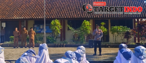 Berikan Pesan Bijaklah dalam Bermedos, Kapolsek Mandalawangi Hadir di SMK N 8 Pandeglang