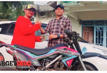 ‎Bentuk Apresiasi Pencapaian PBB 100%, Camat Sukaresmi Serahkan Kendaraan Roda Dua ke Pemdes Seuseupan