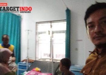 ‎Berikan Pelayanan Secara Langsung, Wawan Ridwan, S.Kom Wakili Kades Rancaseneng Kunjungi Warga yang Sakit