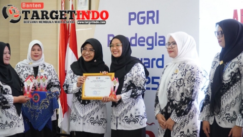Hadiri Resepsi HUT PGRI ke-80 dan HGN 2025, Bupati Apresiasi Guru Melalui PGRI Pandeglang Award 2025