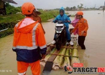 Tak Menghiraukan Penilaian Netizen, BPBD-PK Kabupaten Pandeglang Lakukan Evakuasi Korban Banjir di Patia