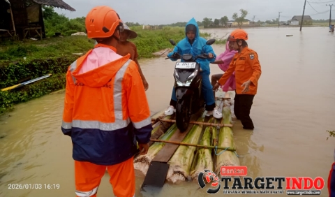 Tak Menghiraukan Penilaian Netizen, BPBD-PK Kabupaten Pandeglang Lakukan Evakuasi Korban Banjir di Patia