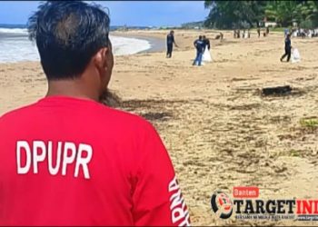 Respon Instruksi Presiden UPTD Pengelolaan DAS Ciliman-Cisawarna DPUPR Bantten Bersihkan Sampah di Pantai Pulomanuk