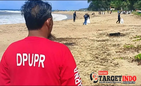 Respon Instruksi Presiden UPTD Pengelolaan DAS Ciliman-Cisawarna DPUPR Bantten Bersihkan Sampah di Pantai Pulomanuk