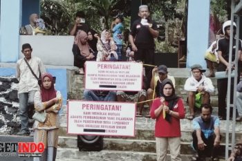 Warga Cikadu Datangi Kantor Desa Cipeundeuy Lantaran Adanya Bangunan Gerai KDMP di Lokasi Pemakaman Umum