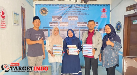 Bagikan Buku ke Anak Yatim Piatu, SPPG SINDANGLAYA 2  Hadir di Tengah Warga
