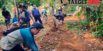 Kompak dan Diikuti Dengan Antusias, Gotong Royong Warga Desa Citeureup Diapresiasi Camat Panimbang