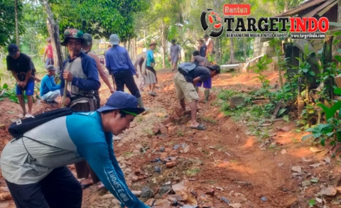 Kompak dan Diikuti Dengan Antusias, Gotong Royong Warga Desa Citeureup Diapresiasi Camat Panimbang