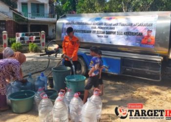 Empat Hari Berturut-turut, BPBD PK Pandeglang Distribusikan Air Bersih di Kecamatan Sukaresmi