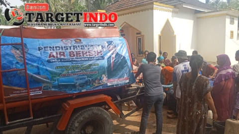 BPBD dan Anggota DPRD Pandeglang Salurkan Bantuan Air Bersih di Kecamatan Sukaresmi