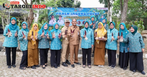Dorong Ketahanan Pangan dari Rumah disampaikan Tinawati Andra Soni dalam Rangka Kegiatan Panen Jagung