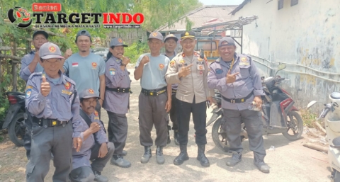 Perkuat Sinergi Kamtibmas, Kapolsek Patia Sambangi Linmas Desa Sidamukti
